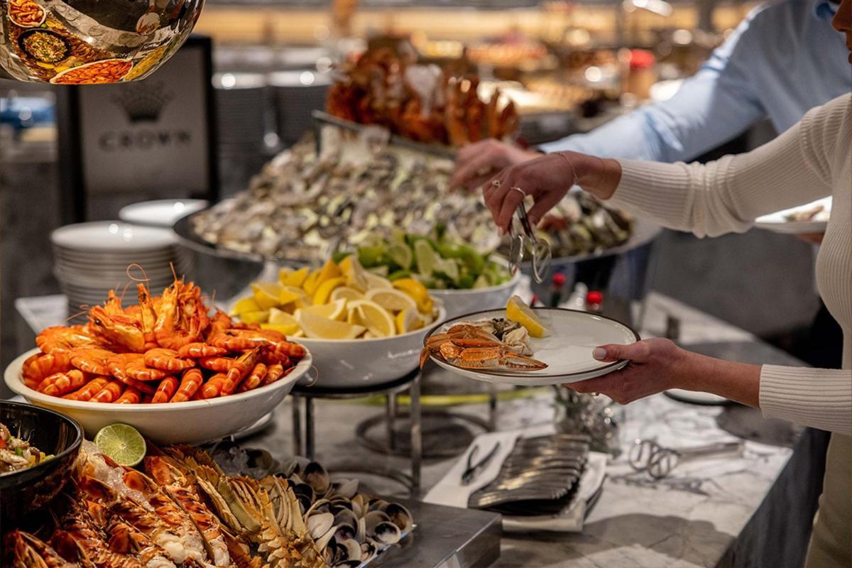 Crown Towers Sydney Hotel Exterior foto A buffet at a restaurant